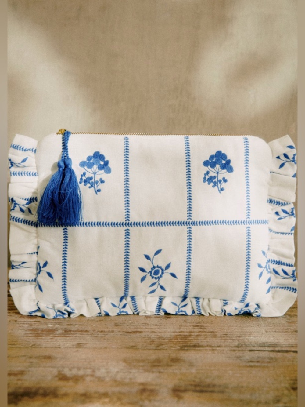 SEZANE MAXI FLAT POUCH. Ecru with Blue embroidery